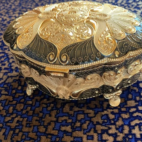Absolutely stunning jewelry box , golden and black top, made in UAE. Must have!